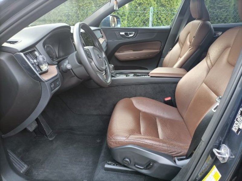 Sprzedam Volvo XC60 T5 AWD Momentum z 2020 - 06 Sprzedam Volvo XC60 T5 AWD Momentum z 2020 - 06