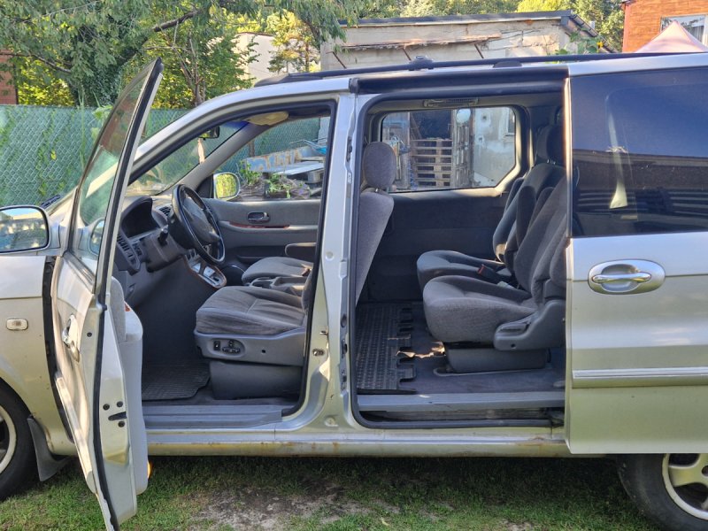 Kia Carnival minvan - 02