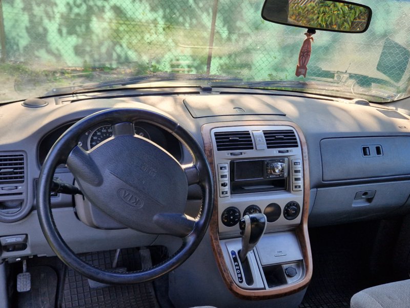 Kia Carnival minvan - 04