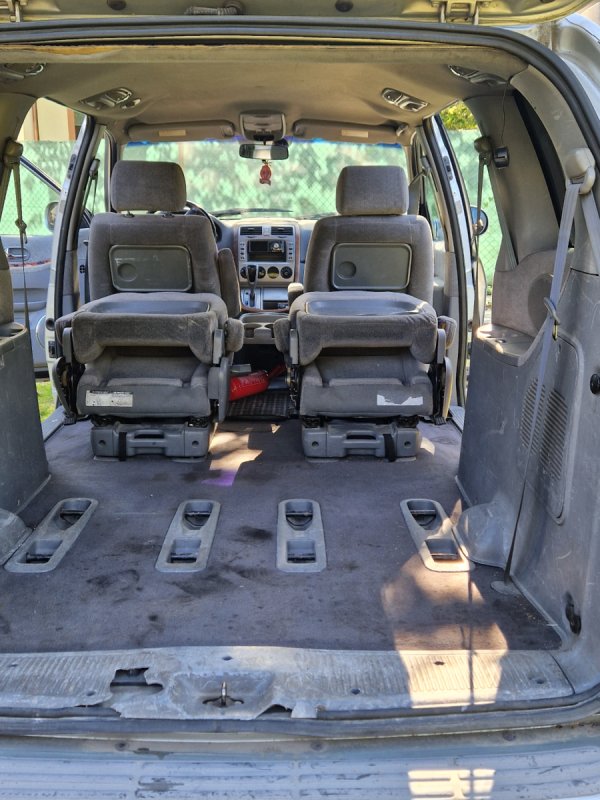 Kia Carnival minvan - 07